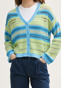 Stickad cardigan med v-ringning, med horisontella ränder i blått, grönt och grått. Öppen maskdesign och knappstängning fram.