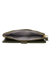 Olivenfarvet læder clutch med en guldlås. Stribet stofforing indvendigt. Flad design, åbnet for at vise opbevaringspladsen.