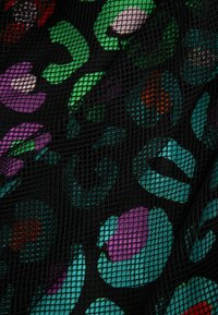 Czarna siateczka z kolorowymi wzorami kwiatowymi w zieleni, purpurze, czerwieni i niebieskozielonym. Teksturowana powierzchnia umożliwia widoczność przez siateczkę.