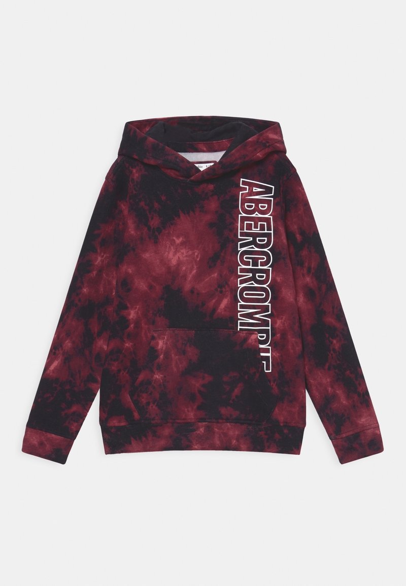 Hoodie tie-dye rouge et noir avec poche kangourou, présente le texte blanc "ABERCROMBIE" verticalement sur le côté gauche, en matériau coton.