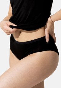 Slip bikini neri con un design a vita alta, realizzati in un materiale liscio. Presentano un sottile elastico in vita e una forma elegante e minimalista.