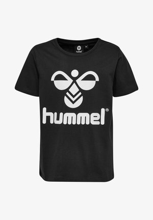 Czarna koszulka wykonana z bawełny, z dużym białym logo przedstawiającym stylizowane skrzydła oraz tekstem "hummel" poniżej. Klasyczny okrągły dekolt.