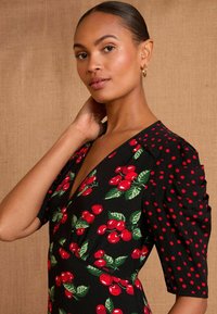 Love & Roses REGULAR FIT -  RUCHED SLEEVE - Dnevna haljina - black cherry