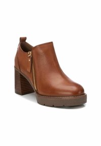 Brązowe skórzane botki za kostkę z zaokrąglonym noskiem, bocznym zamkiem i wiszącem drewnianym obcasem, z teksturowaną brązową gumową podeszwą.