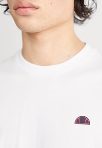 Ellesse VIPERA - Marškinėliai su spaudiniu - white/pink