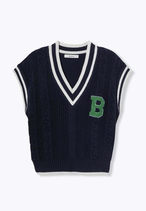 Gilet en tricot marine avec manches courtes, col en V, bordure rayée blanche, motifs texturés et un "B" vert brodé sur le devant.