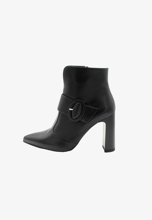 Bottine noire en cuir lisse, avec un bout pointu, une large bande avec un détail de boucle ovale, et un talon chunky haut.