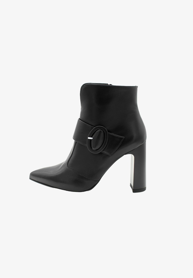 Stivaletto nero alla caviglia in pelle liscia, con punta affusolata, una fascia larga con dettagli di fibbia ovale e un tacco alto e robusto.