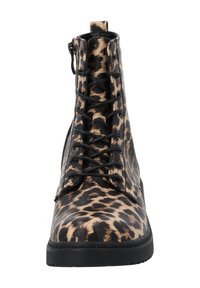 Stivale alla caviglia con stampa leopardata realizzato in materiale sintetico lucido. Presenta lacci neri, zip laterale e suola texturizzata per una presa migliore.