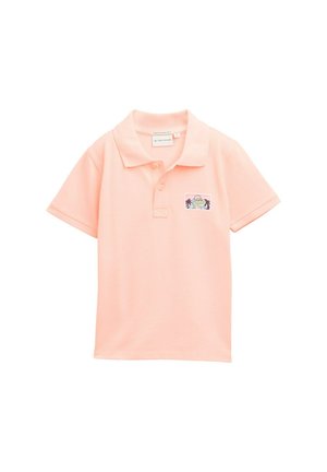 Korte mouwen polo shirt in licht perzik stof met een geribbelde kraag en geborduurd groen karakterontwerp op de linkerzak.