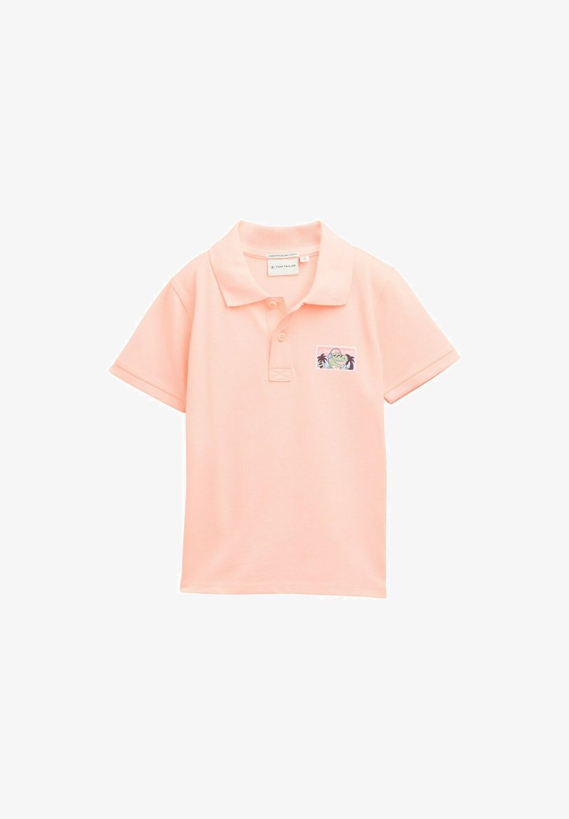 Koszulka polo z krótkim rękawem w jasnym odcieniu brzoskwiniowym, wykończona ściągaczem przy kołnierzy, z wyszywanym zielonym motywem na lewej stronie kieszeni na piersi.