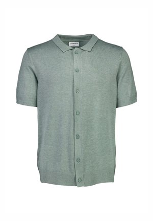 Grüne kurzärmelige Strickjacke aus weichem Strickstoff, mit durchgehender Knopfleiste und klassischem Kragen, sowie gerippten Bündchen und Saum.
