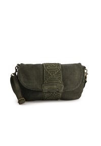 Olive green torebka wykonana z siatkowej tkaniny, z teksturowanym skórzanym paskiem, zapięciem na klamrę, regulowanym paskiem i wytłoczonymi detalami.