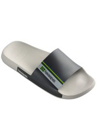 Infradito in gomma grigia con suola bianca strutturata, caratterizzate da una larga fascia con una striscia multicolore e il logo del marchio sul lato.