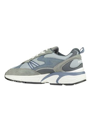 Chaussure de sport grise avec un mélange de matériaux en mesh et en daim, dotée d'une semelle blanche rembourrée, d'accents texturés et d'une languette au niveau du talon.