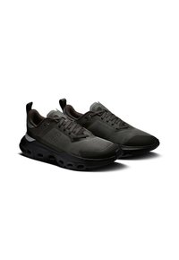 Schwarze Sportschuhe mit einem strukturierten Mesh-Obermaterial, gepolsterter Zunge und dicker Sohle mit auffälligen Luftpolstern. Schlankes, modernes Design.