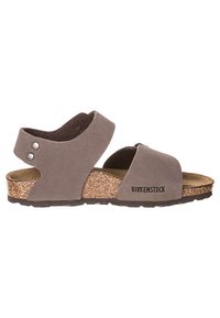 Sandales en suede marron avec une semelle en liège, deux larges brides et une bride arrière, présentant des accents argentés et un logo "Birkenstock" noir.