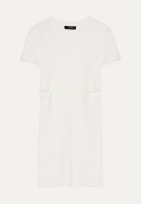 Robe blanche en maille côtelée à manches courtes, avec encolure ronde et découpes à la taille.