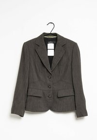 Šedý upravený blazer s klopovými límci, zapínáním na knoflík a dvěma předními kapsami. Texturovaná látka s viditelnými švy.