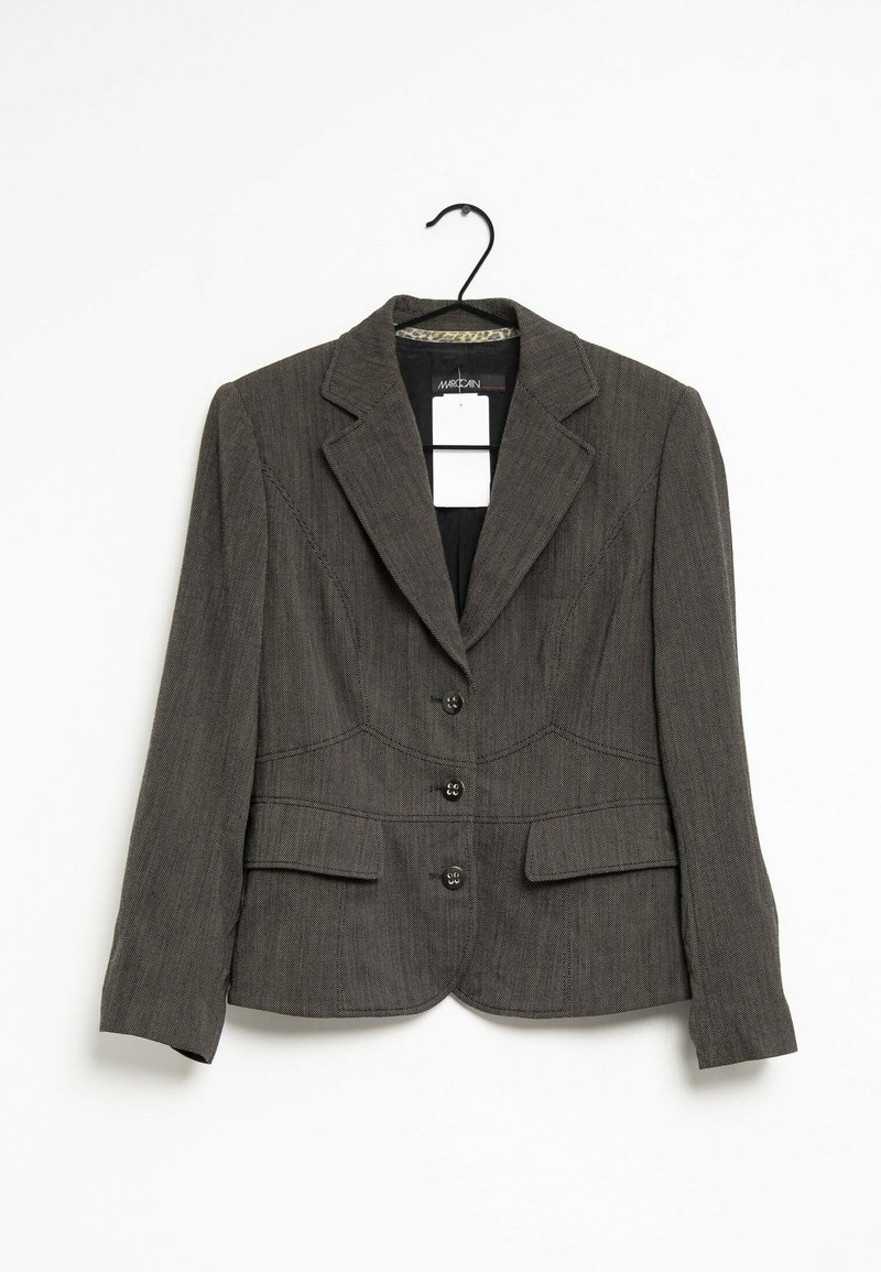 Šedý upravený blazer s klopovými límci, zapínáním na knoflík a dvěma předními kapsami. Texturovaná látka s viditelnými švy.