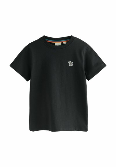 T-shirt nera in cotone con maniche corte, caratterizzata da un piccolo logo di un cavallo ricamato in bianco e colori vivaci sul petto a sinistra e un colletto interno a righe.