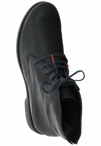 Stivale alla caviglia in pelle nera con lacci blu scuro annodati a fiocco, punte dei lacci rosse, punta rotonda e suola texture.