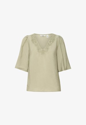 Blouse vert olive clair à manches courtes bouffantes, décolleté en V, et broderie florale au niveau de l'encolure. Tissu lisse et texturé.