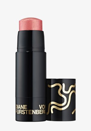 Stylo à maquillage cylindrique noir avec produit rose scintillant exposé, design abstrait doré sur le bouchon, et "Diane von Furstenberg" en texte doré.