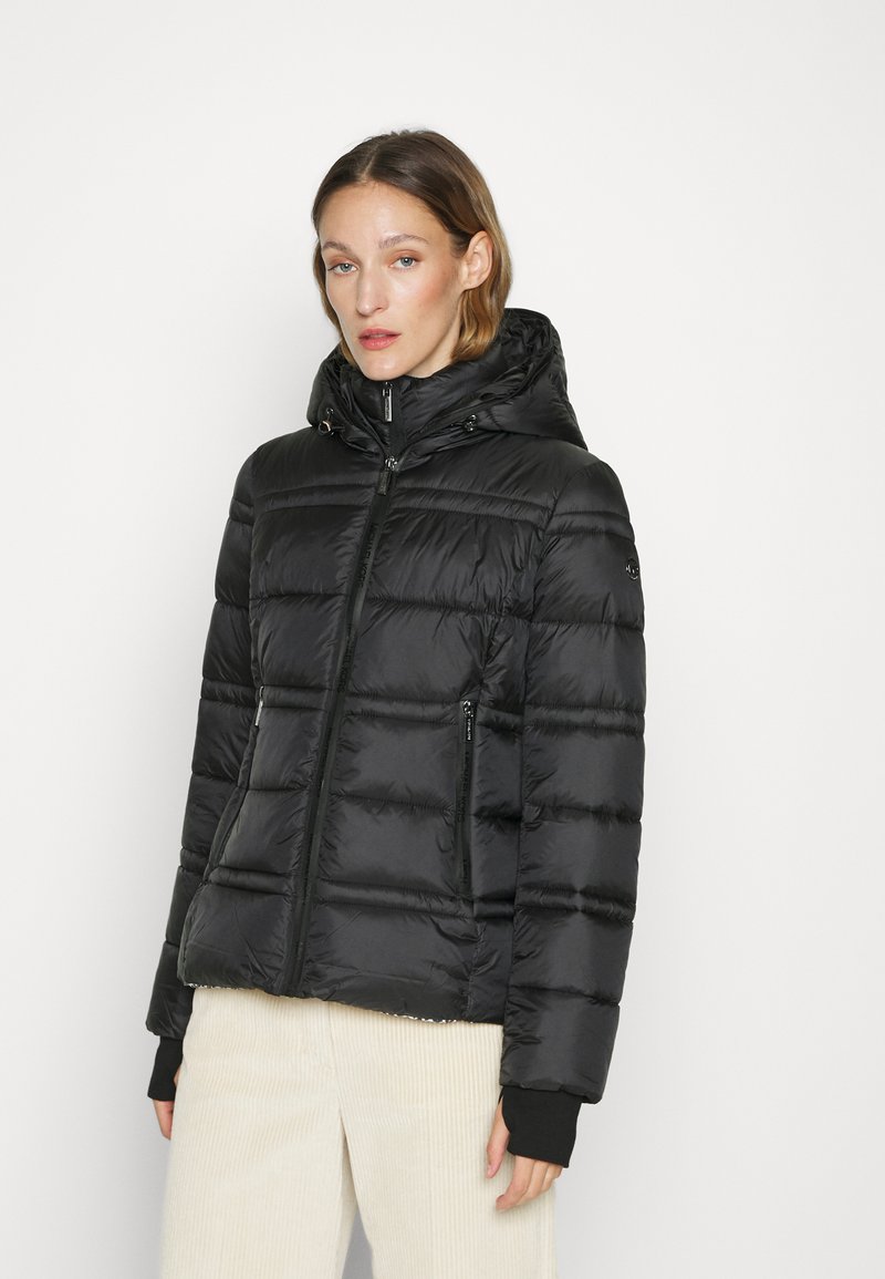 Schwarze Pufferjacke mit Kapuze, ausgestattet mit einem gesteppte Design, Reißverschlusstaschen und elastischen Bündchen. Elegante, leichte Stoffstruktur.