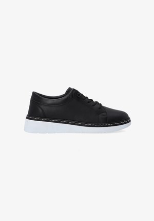 Schwarze Leder-Sneaker mit glatter Textur, weißer Gummisohle, runder Zehenpartie und kontrastierenden Nähten entlang der Sohle.