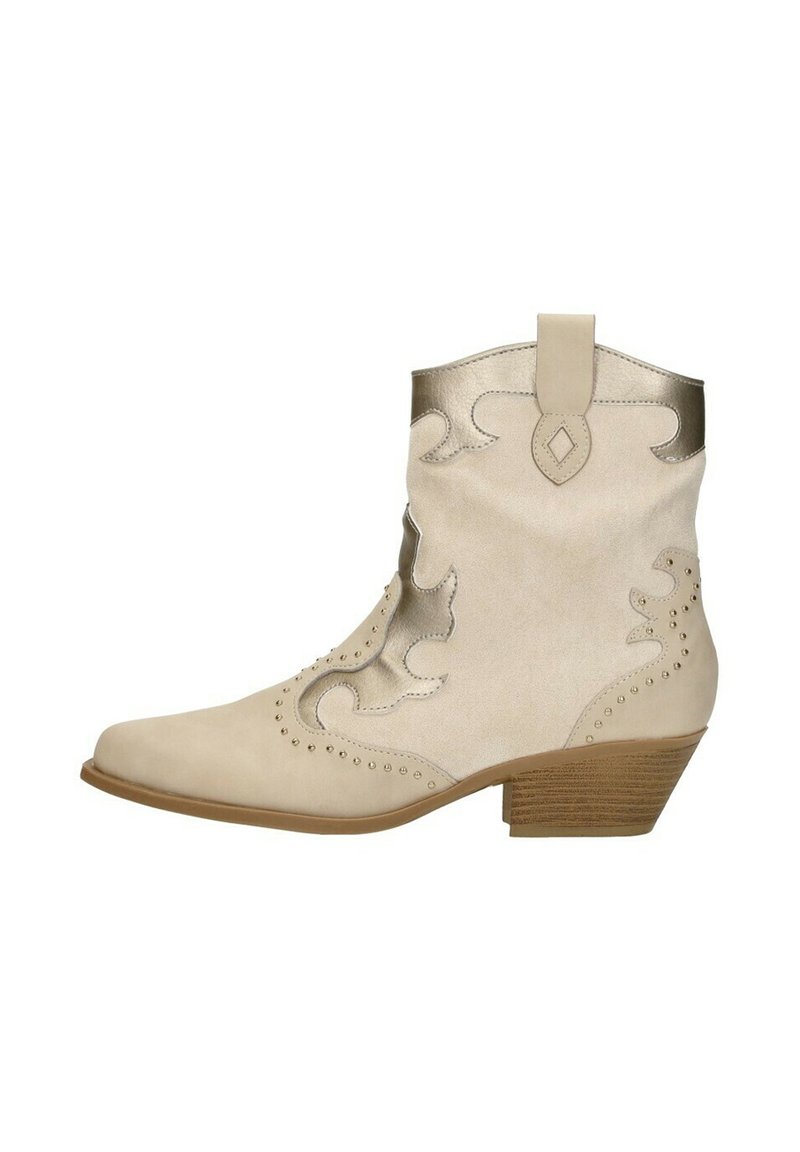 Beige suède enkellaarzen met metallic accenten, decoratieve stiksels, ronde neus en een lage houten hak.
