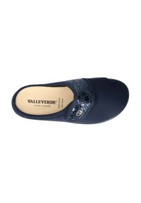 Scarpa slip-on blu navy con sovrapposizione in pizzo testurizzato, punta arrotondata e hardware decorativo. Presenta un'imbottitura comoda e una suola flessibile.