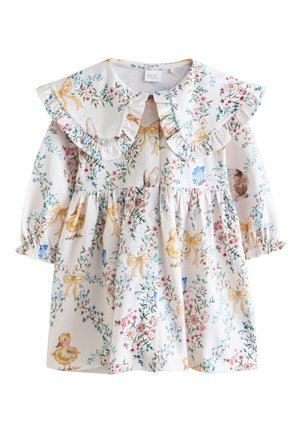 Sukienka dla malucha z dużym falbaniastym kołnierzem, długimi rękawami, zapięciem na guziki z przodu, zdobiona kwiatowym, kokardkowym, kaczkowym i motylkowym wzorem na białym materiale.