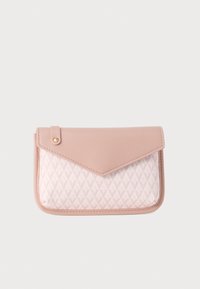 Piccola pochette rosa cipria con fronte in tessuto a motivo a diamante e patta triangolare liscia con bottone a pressione dorato.