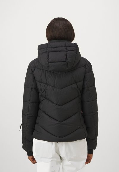 Μαύρο μπουφάν με κουκούλα, με σχέδιο καπιτονέ σε ζιγκ-ζαγκ και ριμπ μανσέτες. Εμφανή ραφή και ελαφρώς γυαλιστερή υφή.