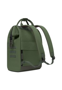 Groene rugzak gemaakt van duurzaam materiaal, met een gestructureerd ontwerp, gewatteerde schouderbanden, ritscompartimenten en webbing accenten.