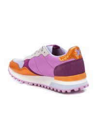 Scarpa da ginnastica viola e arancione con texture in rete e pelle, caratterizzata da un collare imbottito, accenti testurizzati e una suola robusta.