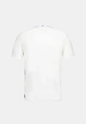 Camiseta blanca de manga corta con cuello redondo y acentos azules en los lados. Fabricada en algodón con una textura suave.