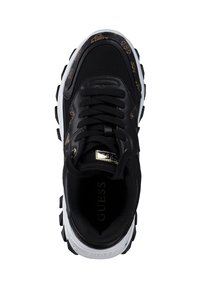 Sneaker nera con tomaia in rete, accenti dorati e suola bianca. Presenta un motivo testurizzato lungo i lati e un classico design con lacci.