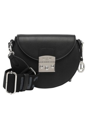 Zwart halvemaanvormige leren crossbodytas met zilveren sluiting en verstelbare brede riem met merkdetails aan de hardware.