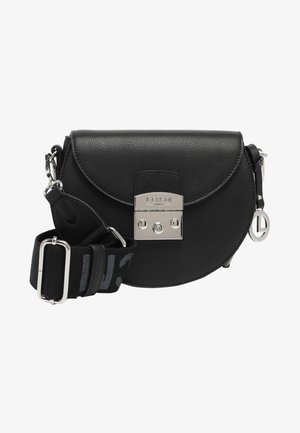 Sac bandoulière en cuir noir en forme de demi-lune avec une fermeture argentée et une bandoulière large réglable ornée de détails de quincaillerie de marque.