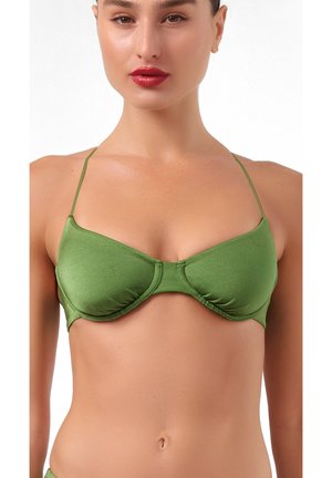 Grøn satinvatteret bikini top med tynde justerbare stropper, der har samlede stofdetaljer og en glat, skinnende finish.