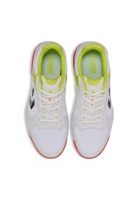 Scarpe da ginnastica bianche con tomaia in rete. Accenti verde neon sul colletto, strisce laterali nere e suola rossa. Design con lacci.