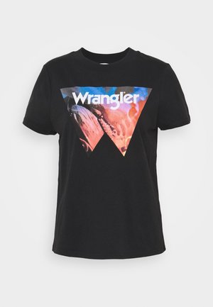 Czarny t-shirt z krótkim rękawem z dużym kolorowym abstrakcyjnym trójkątem i białym napisem "Wrangler" na wysokości klatki piersiowej.