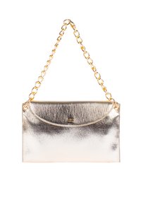 Fémes arany színű clutch táska, gyűrött textúrával, arany lánc pánttal és lekerekített fedéllel. Kompakt formájú, minimális hardver részletekkel.
