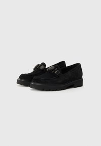 Schwarze Wildleder Slipper mit einer massiven schwarzen Sohle. Verfügt über eine dekorative Hardware-Akzentuierung an der Vorderseite. Glatte Textur und rundes Zehen-Design.