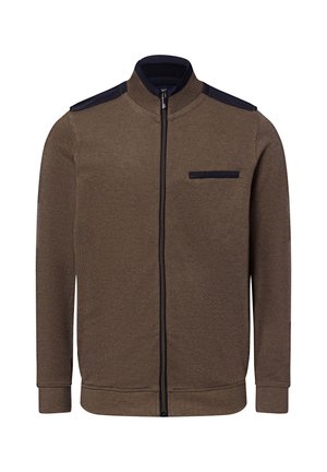 Braune Zip-Jacke mit hohem Kragen, versehen mit marineblauen Schulterakzenten, einer Brusttasche sowie gerippten Bündchen und Saum. Glatte Textur.