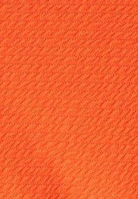 Strukturierter Stoff in leuchtendem Orange, mit einem subtilen Wellenmuster. Das Material wirkt weich und gewebt und bietet visuelle Tiefe und Interesse.