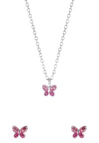 Silberne Kettenhalskette mit einem pinken Schmetterlingsanhänger, der mit vier Strasssteinen verziert ist, ergänzt durch passende pinke Schmetterlings-Ohrringe in Form von Ohrsteckern.