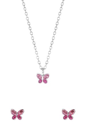 Silberne Kettenhalskette mit einem pinken Schmetterlingsanhänger, der mit vier Strasssteinen verziert ist, ergänzt durch passende pinke Schmetterlings-Ohrringe in Form von Ohrsteckern.